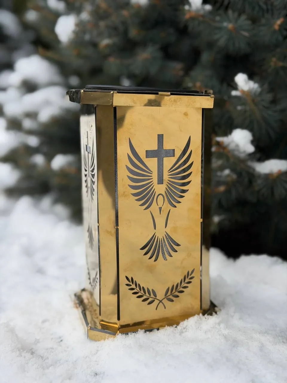 Золота лампадка спереду