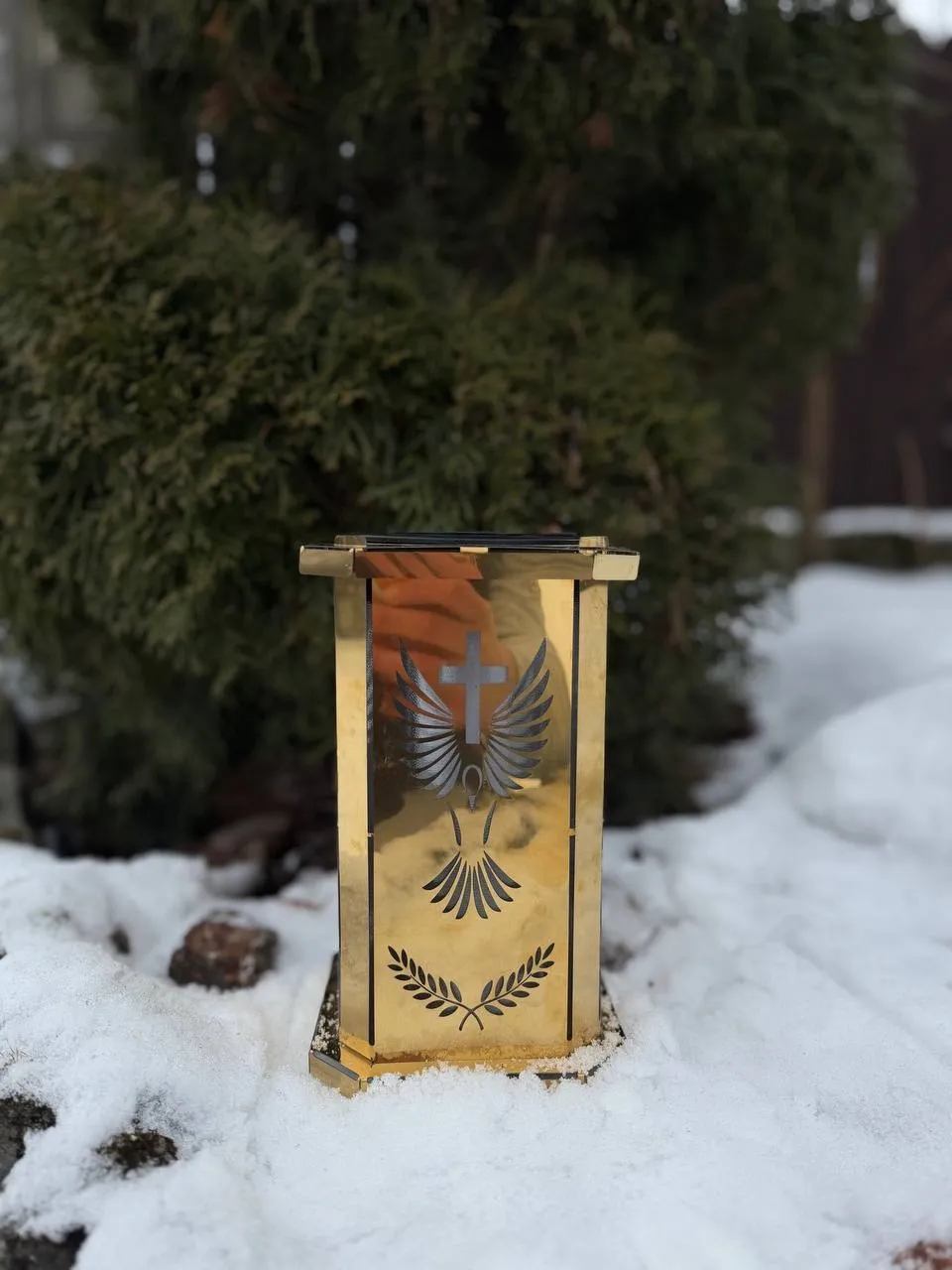 Золота лампадка на могилі