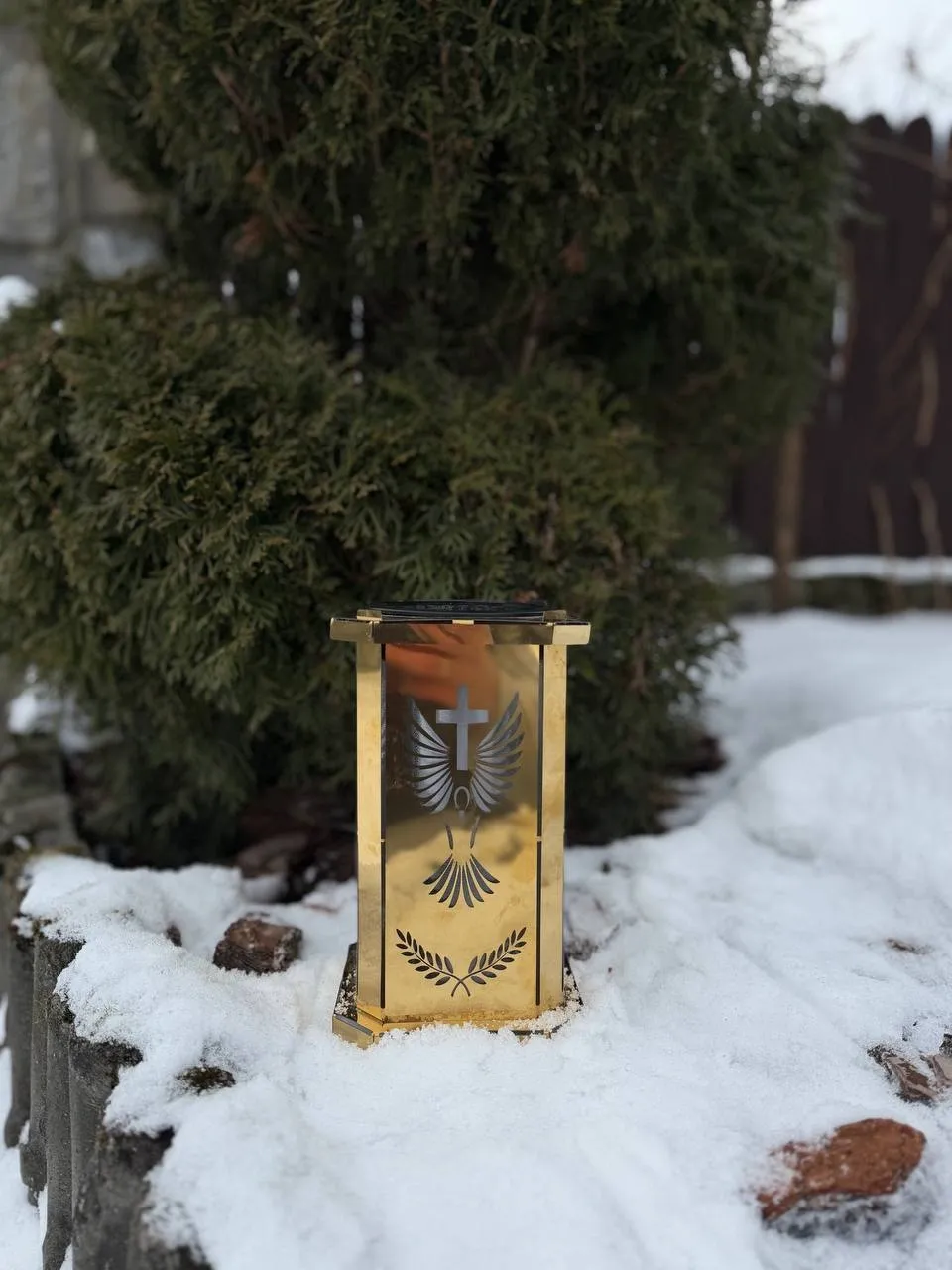 Золота лампадка на могилі
