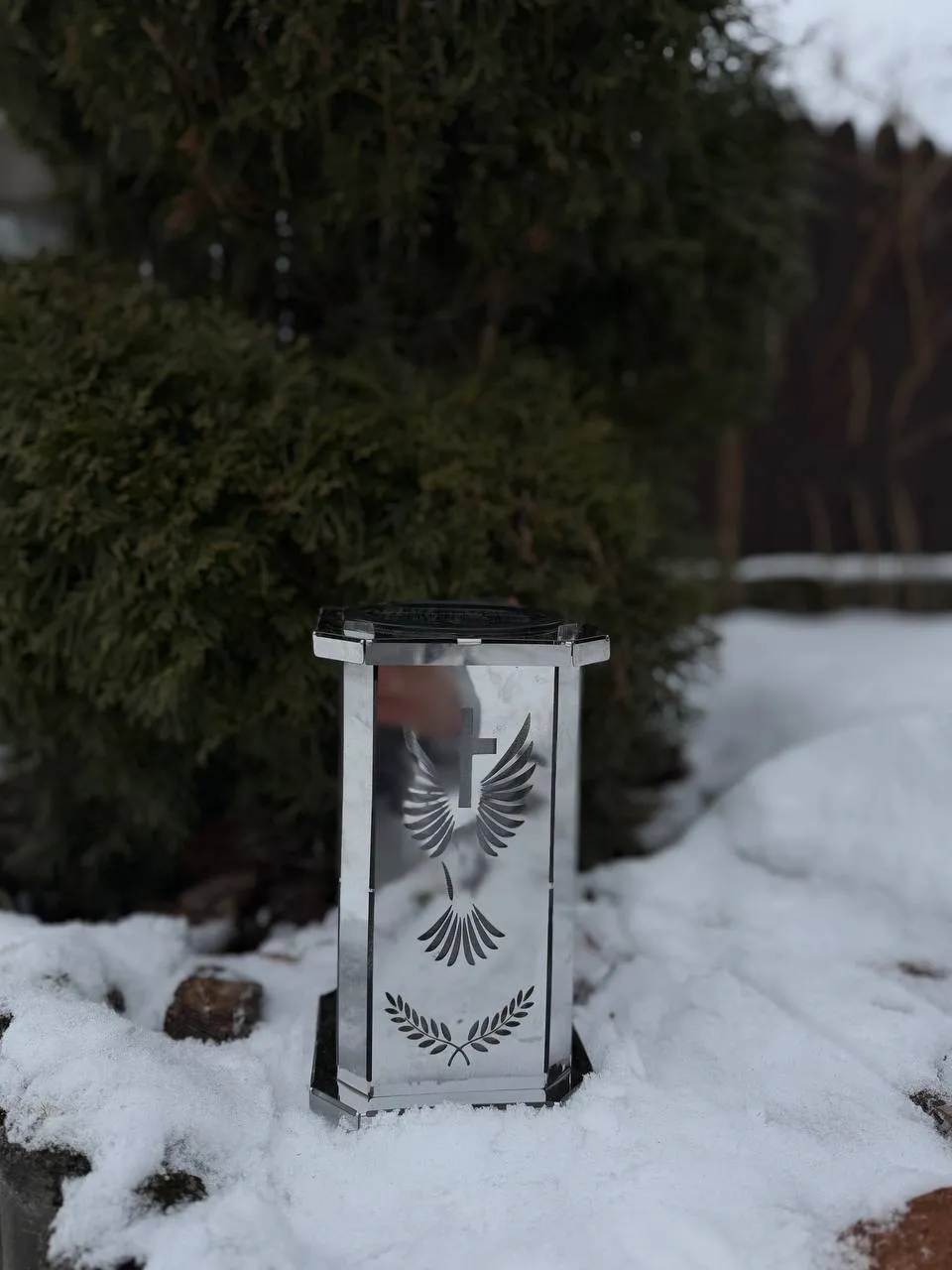 Срібна лампадка на могилі